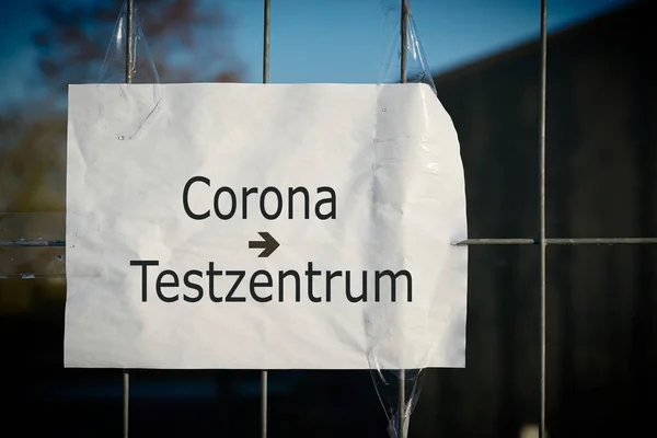 Schild Mit Der Aufschrift Corona Test Centre Einem Zaun Deutschland Stockbild