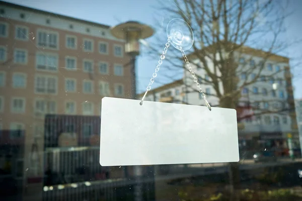 Weißes Schild Mit Copyspace Einem Schaufenster — Stockfoto