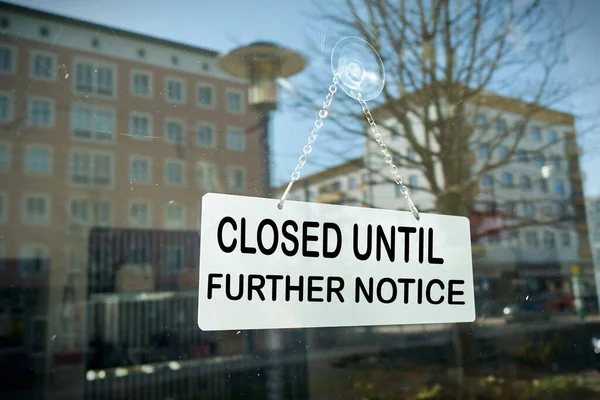 Schild Einem Schaufenster Mit Geschlossener Aufschrift Bis Auf Weiteres Stockbild