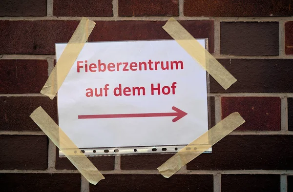 Señal Alemania Con Inscripción Corona Test Centre Fieberzentrum Patio — Foto de Stock