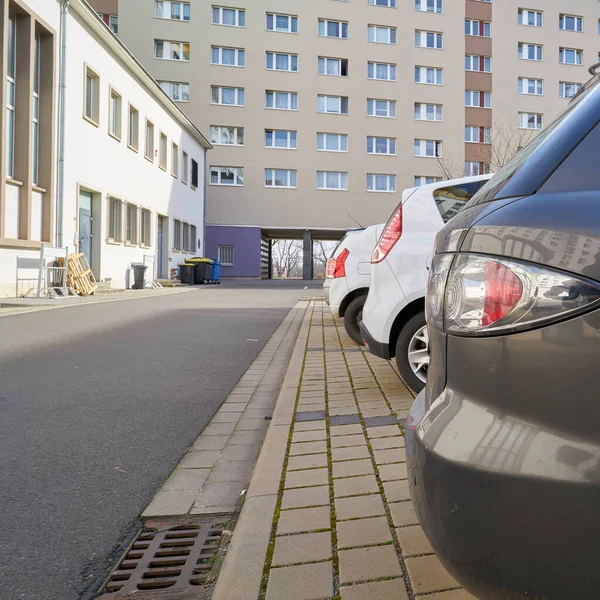 Zaparkovaná Auta Nádvoří Magdeburgu Německu — Stock fotografie