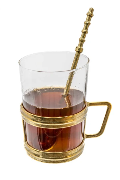 Glas met metalen handvat en lepel brons gevuld met warme thee — Stockfoto