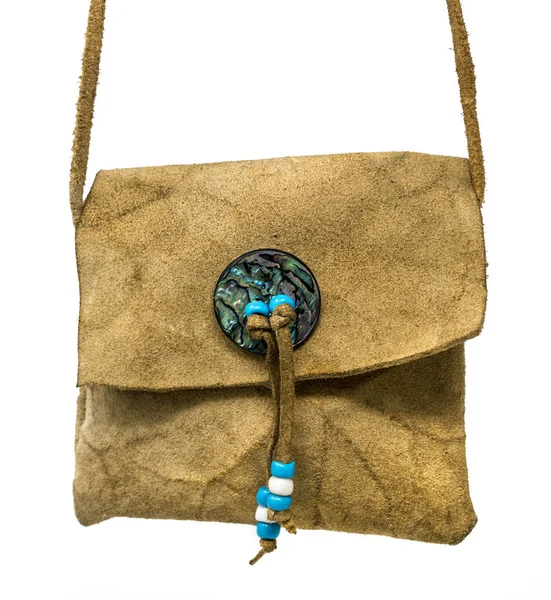 Sacchetto degli Indiani del Nord America. Realizzato in pelle di cervo ricamata con perline di vetro colorate e corde di cuoio — Foto Stock
