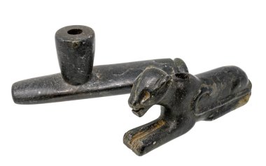 Kuzey Amerika yerlilerinin iki borusu koyu sabun taşından yapılmıştır.