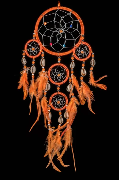 Перламутровый вышивальный ловец снов с красочными перьями и жемчугом — стоковое фото