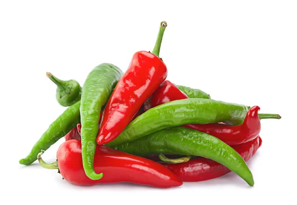 Červené zelené chilli papričkou na bílém — Stock fotografie