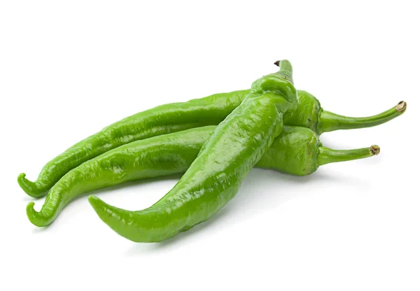 Zelená chilli papričkou na bílém — Stock fotografie