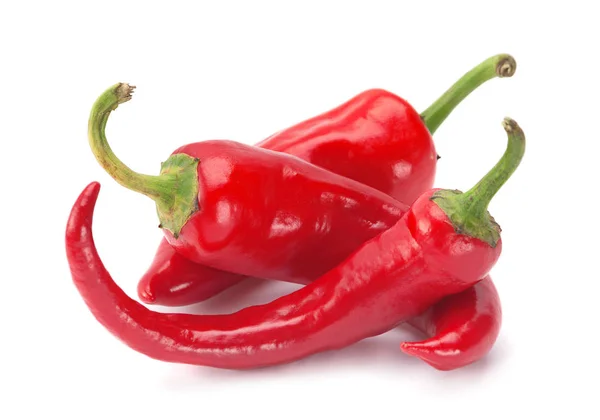 Červené chilli papričkou na bílém pozadí — Stockfoto