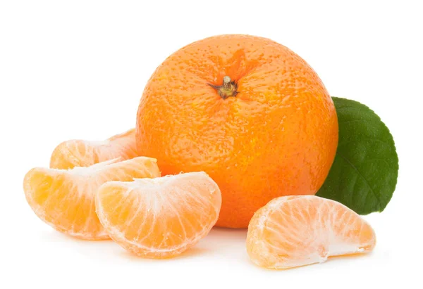 Відкрити мандаринові фрукти на білому — стокове фото