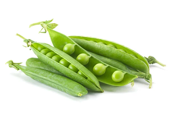 Junge grüne Erbsen auf weiß — Stockfoto