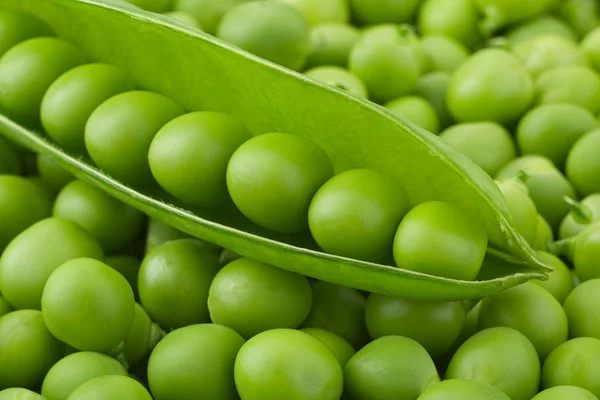 Junge grüne Erbsen Hintergrund — Stockfoto