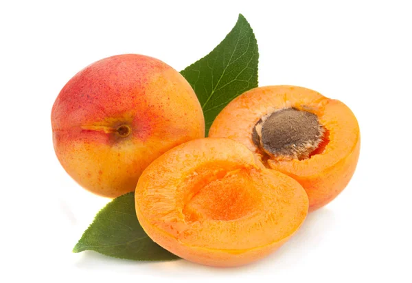 Aprikossoppa frukt på vit — Stockfoto