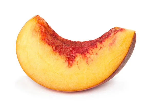 Perzik fruit slice op wit — Stockfoto