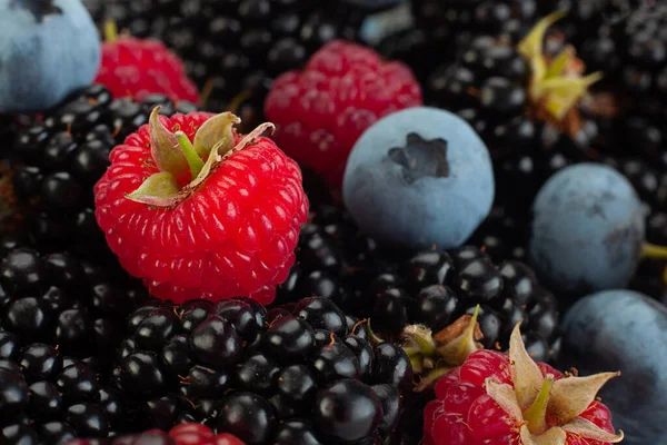 Mix Berry Met Blackberry Close Geïsoleerd Zwarte Achtergrond — Stockfoto