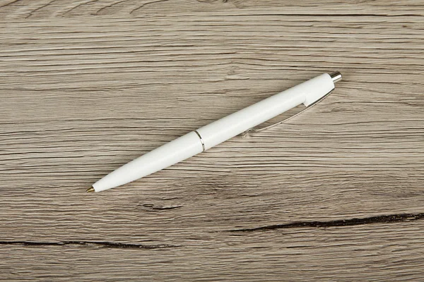 Witte pen op een houten achtergrond. — Stockfoto