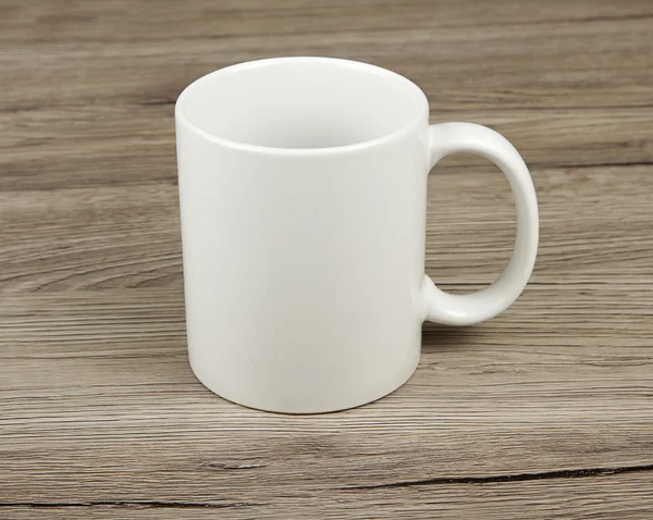 Witte cup op een houten achtergrond. — Stockfoto