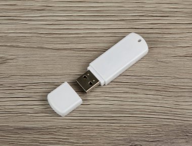 Ahşap arka plan üzerinde beyaz usb birden parlamak götürmek.