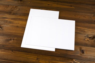 boş afiş poster tasarım yerine ahşap üzerine.