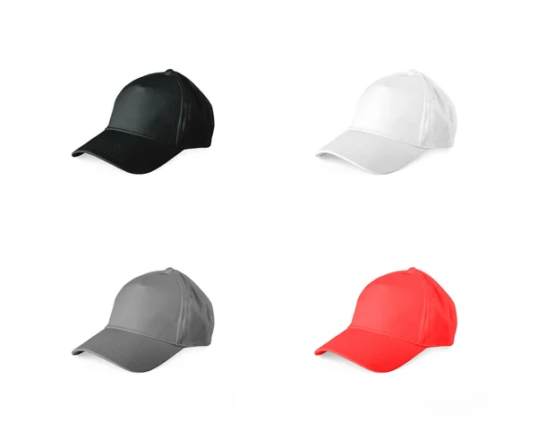 Set di cappelli da baseball colorati su sfondo bianco . — Foto Stock