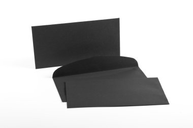 Beyaz arka planda siyah zarflar