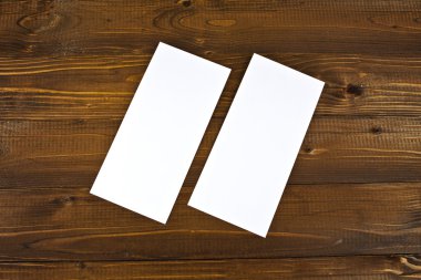 Tasarımınızı değiştirmek için ahşap arka plan üzerinde boş el ilanı.