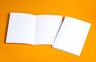 Boş beyaz katlama kağıt afiş