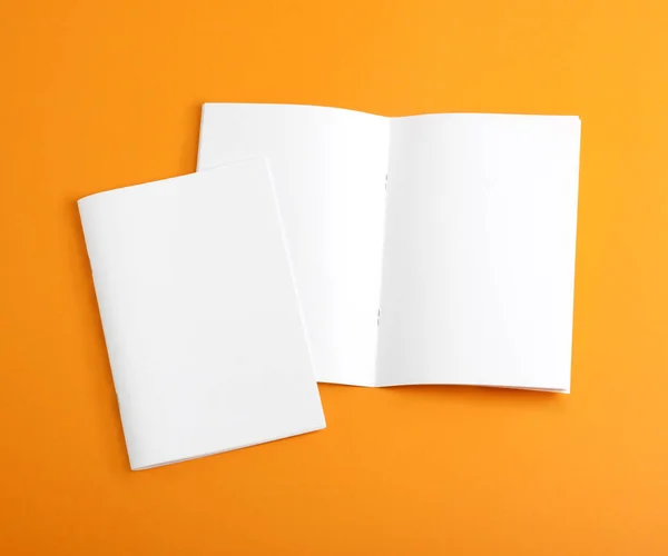 Κενό φυλλάδιο σε πορτοκαλί φόντο. — Φωτογραφία Αρχείου