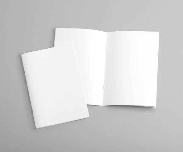 Brochura em branco sobre fundo cinzento. — Fotografia de Stock