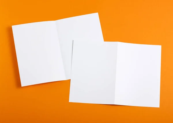 Folheto de papel dobrável branco em branco — Fotografia de Stock