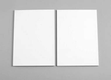 Boş afiş poster tasarım yerine gri arka plan üzerinde.