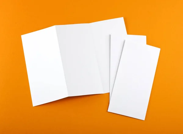 Volantino bianco bianco in carta pieghevole — Foto Stock
