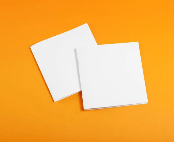 Brochura em branco sobre fundo laranja . — Fotografia de Stock