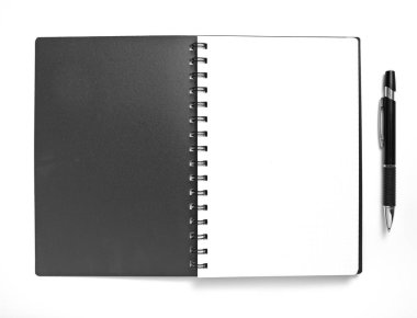 Boş sarmal not defteri ve kalem beyaz arka plan üzerinde.