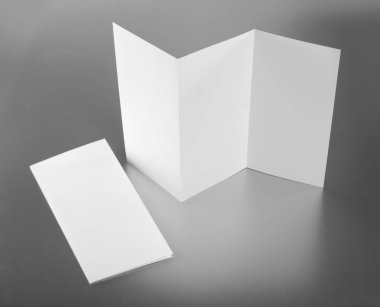 Boş beyaz kağıt afiş üzerinde Gümüş arka plan katlama