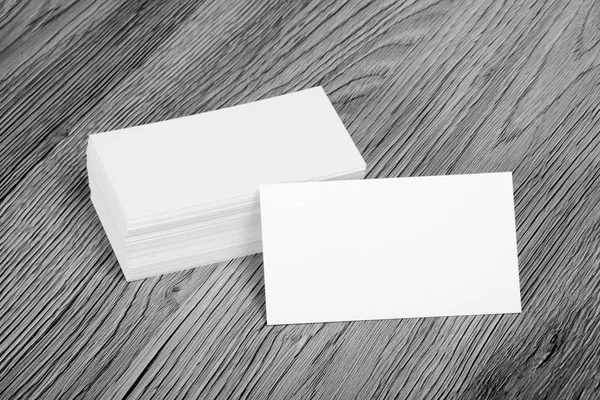 Cartões de visita em branco em um fundo de madeira — Fotografia de Stock