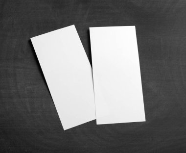 Tasarımınızı değiştirmek için siyah bir kara tahta üzerinde boş el ilanı.