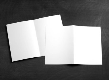 Boş beyaz katlama kağıt afiş