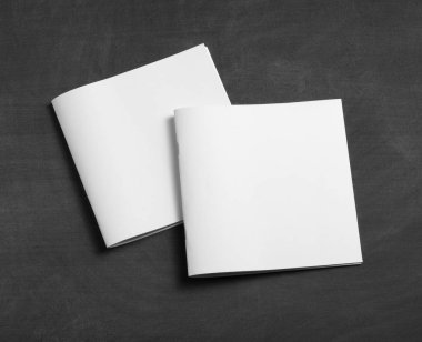 Siyah bir kara tahta üzerinde boş broşür.