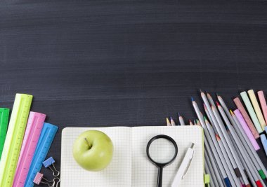 Okul ve ofis malzemeleri üzerinde sınıf yazı tahtası. Co ile göster