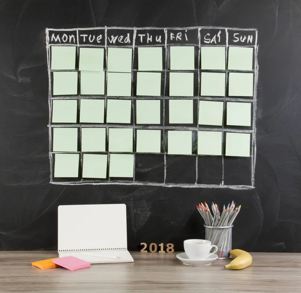 Grid tidtabell schema på svarta tavlan bakgrund — Stockfoto