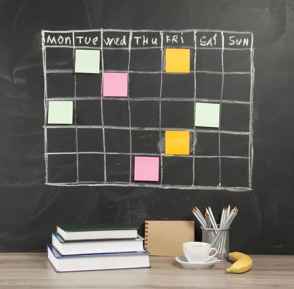 Grid tidtabell schema med Obs papper på svarta tavlan rygg — Stockfoto