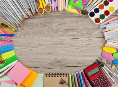 Okul malzemeleri çerçeve ahşap arka plan üzerinde.