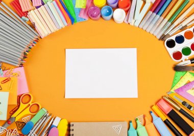 Turuncu arka plan karede okul malzemeleri.