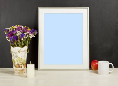 Gümüş çerçeve mockup alan çiçek vazo, elma, kupa ve c ile
