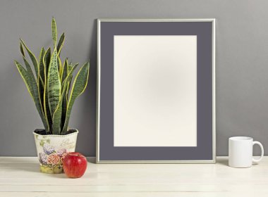 Gümüş çerçeve mockup bitki pot, kupa ve ahşap shel elma