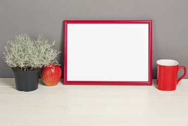 Kırmızı çerçeve mockup bitki pot, kupa ve elma ahşap raf