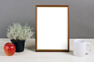 Kahverengi kare mockup bitki pot, kupa ve elma ahşap raf