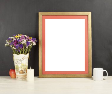 Ahşap çerçeve mockup alan çiçek vazo, elma, kupa ve c ile