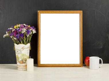 Ahşap çerçeve mockup alan çiçek vazo, elma, kupa ve c ile