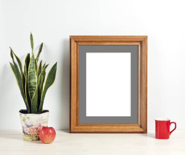 Kahverengi kare mockup bitki pot, kupa ve elma ahşap raf